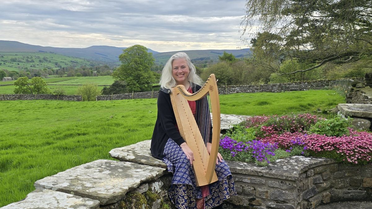 Photograph of Holly Honeychurch with her harp